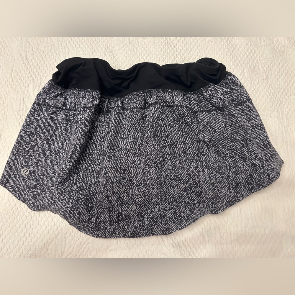 Lululemon skirt size 4 black with grey design